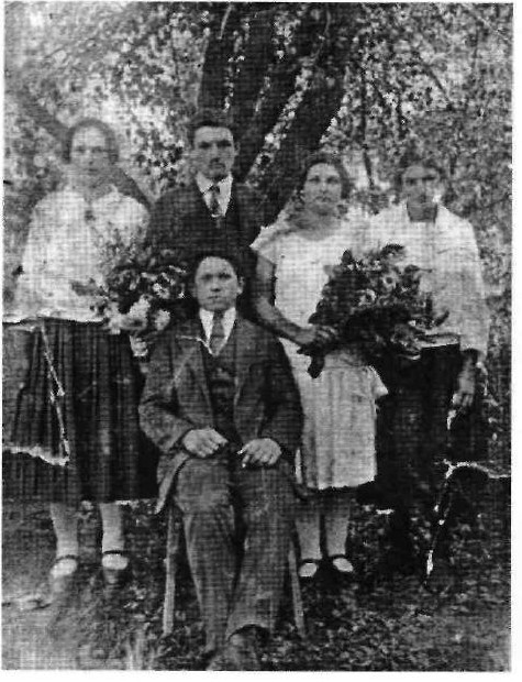 Fotografia grupowa z 1926 roku. Według podpisu źródłowego Adam Burdzy siedzi na krześle.
